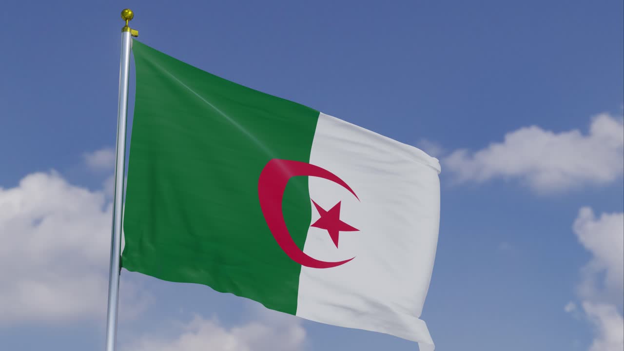 Bandiera dell'Algeria che sventola al vento con un cielo azzurro chiaro sullo sfondo, nuvole che si muovono lentamente, asta della bandiera, rallentatore.