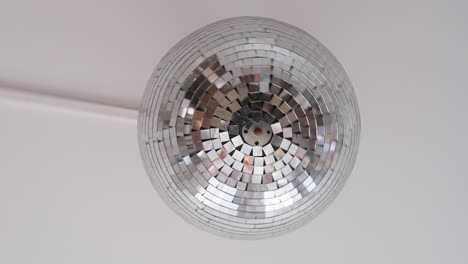 bola de discoteca gira en el techo de un restaurante