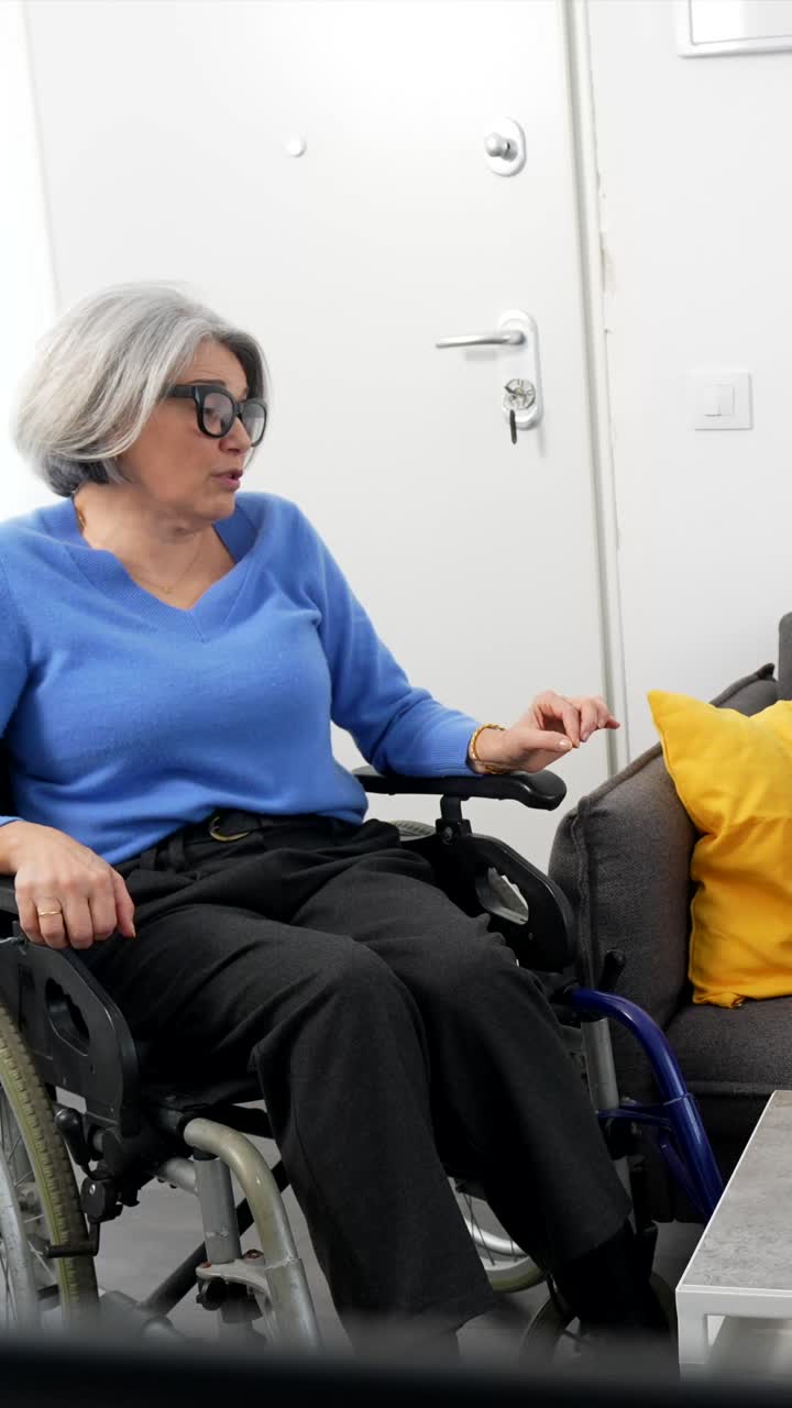 Famiglia intergenerazionale che mangia e parla insieme a casa
