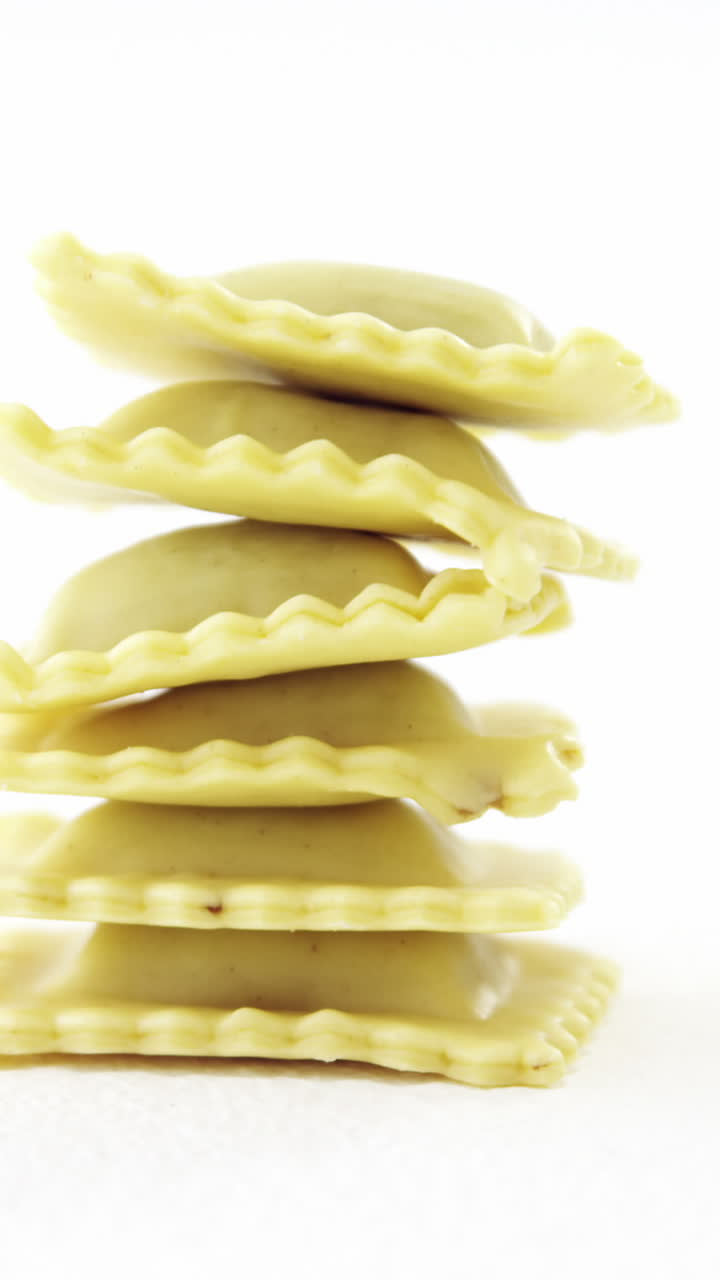 una pila de pasta de ravioli