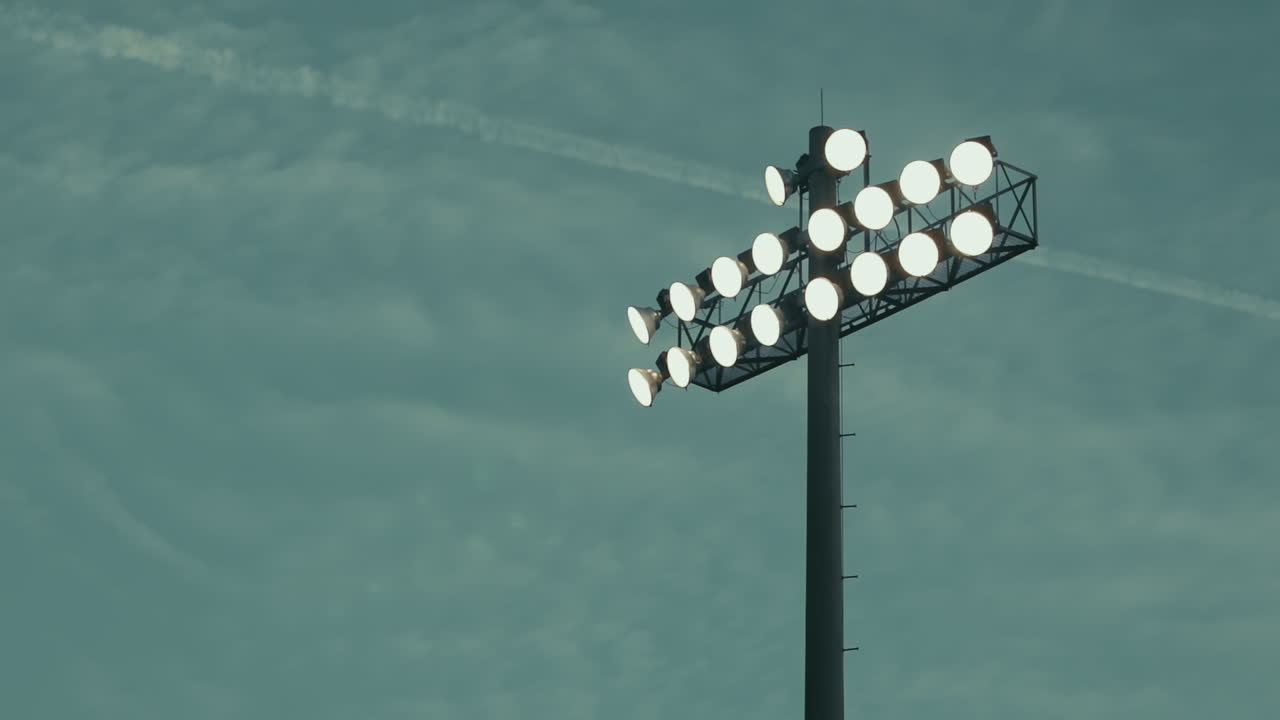 황혼 때 경기장 불빛의 랙 초점