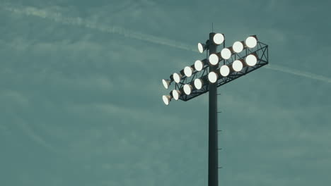 enfoque del estante de las luces del estadio durante el anochecer