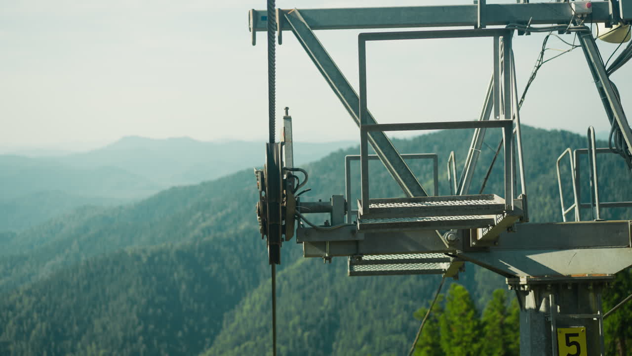 máquina de elevador de cadeira para o transporte de viajantes. transporte para turistas que descansam nas montanhas. paisagem totalmente espetacular de montanhas cobertas de plantas