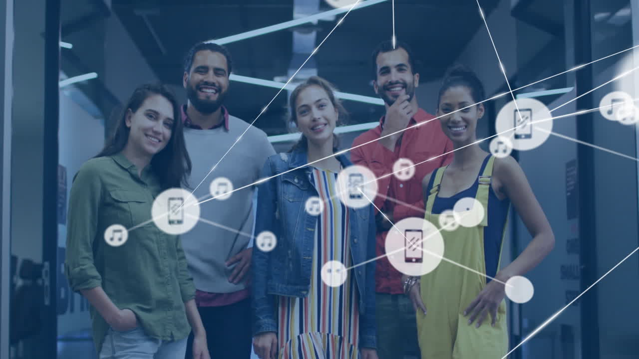 grupo diverso sonriente con dispositivos conectados y iconos de música animación