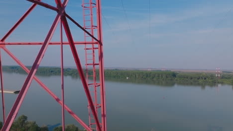 vista aérea de una torre eléctrica junto a un río