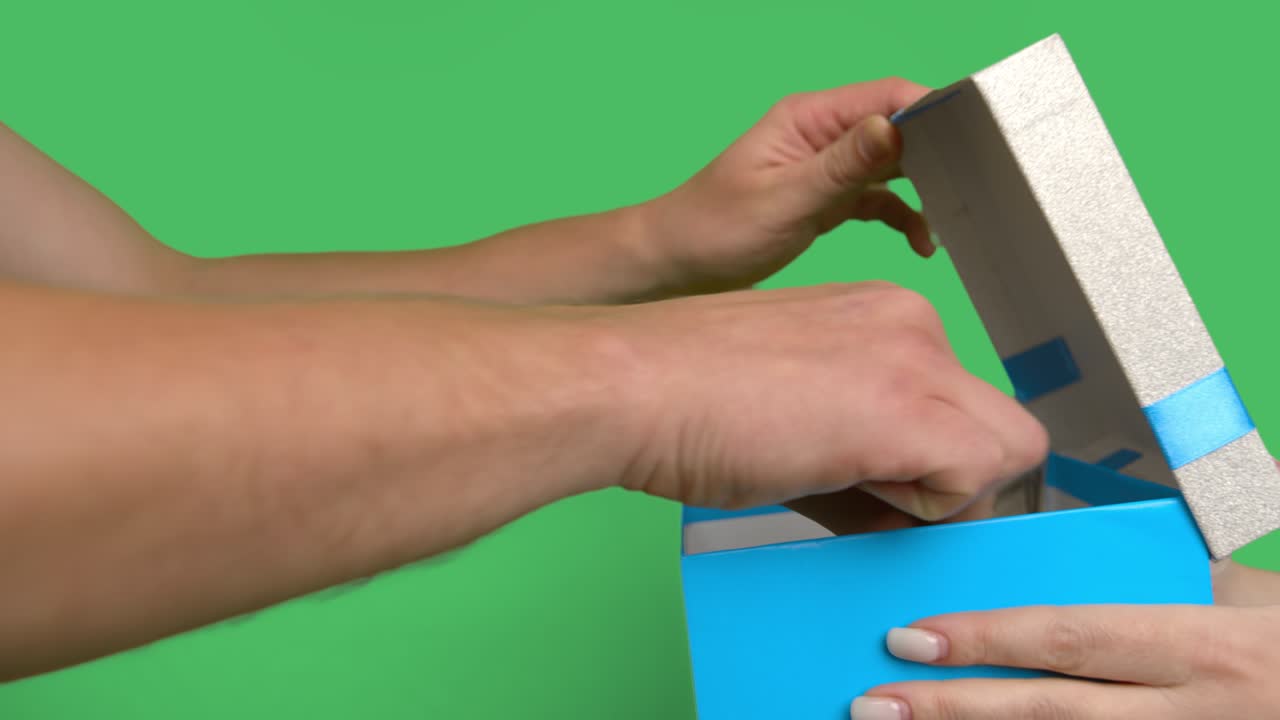 al hombre no le gusta un regalo de una mujer, muestra el gesto de f*%@king you, regalo de un billete de un dólar, chromakey