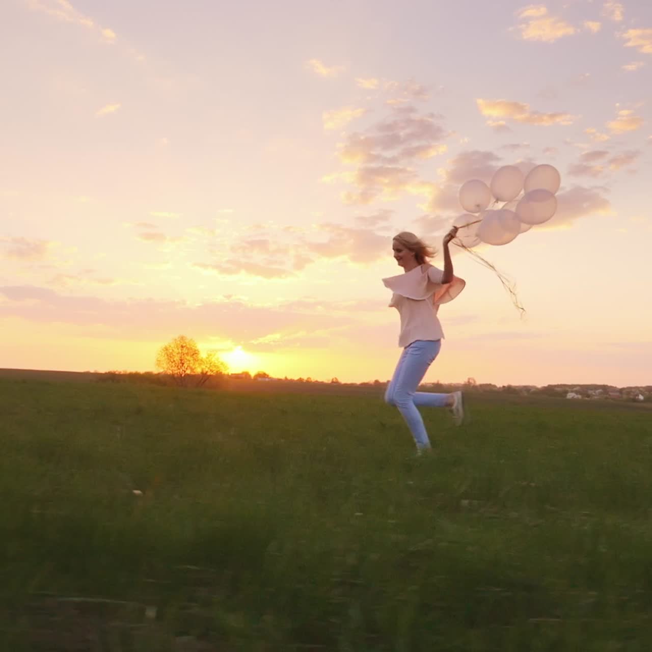 mujer de mediana edad jugando con su hija 3