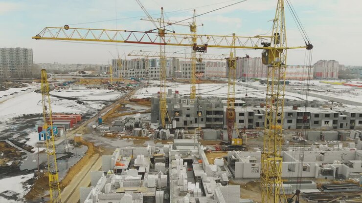 movimiento por encima del sitio de construcción con enormes grúas amarillas