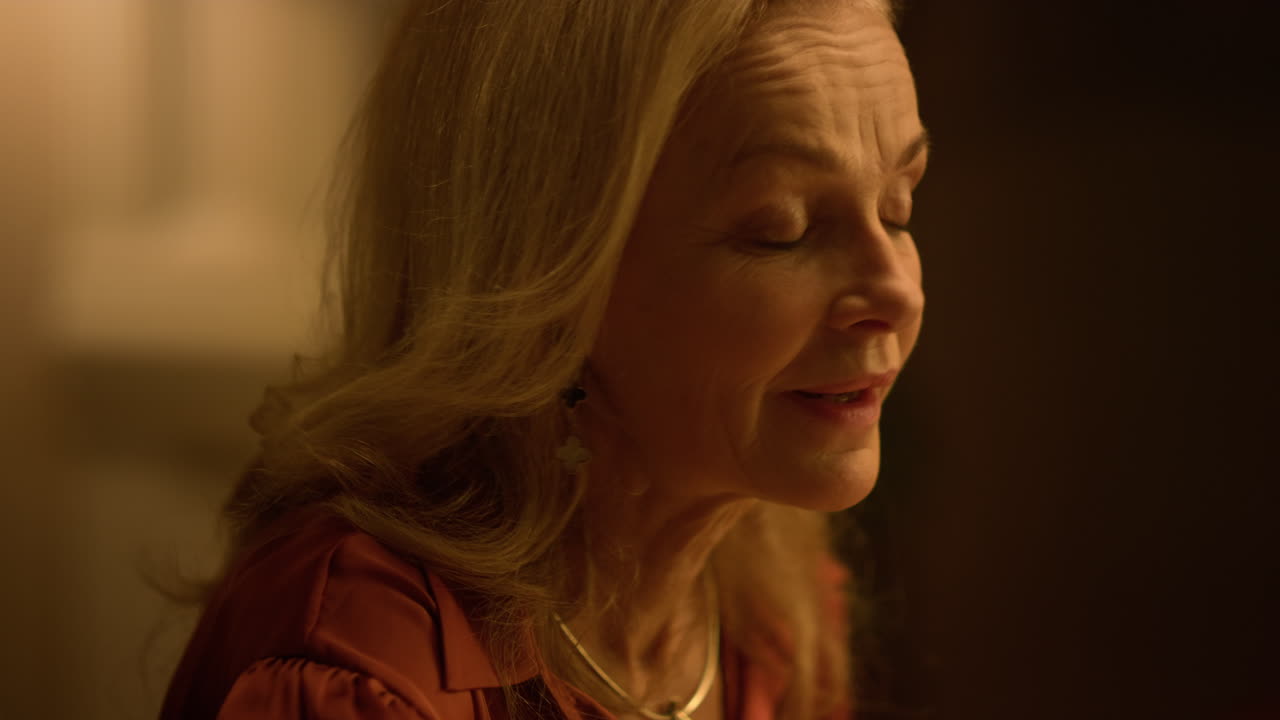 高齢の女性が話す. 近距離の老婦人の顔. 関係のコミュニケーション