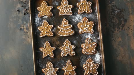 galletas de pan de jengibre en una sábana de hornear