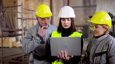 tre colleghi di lavoro alla fabbrica