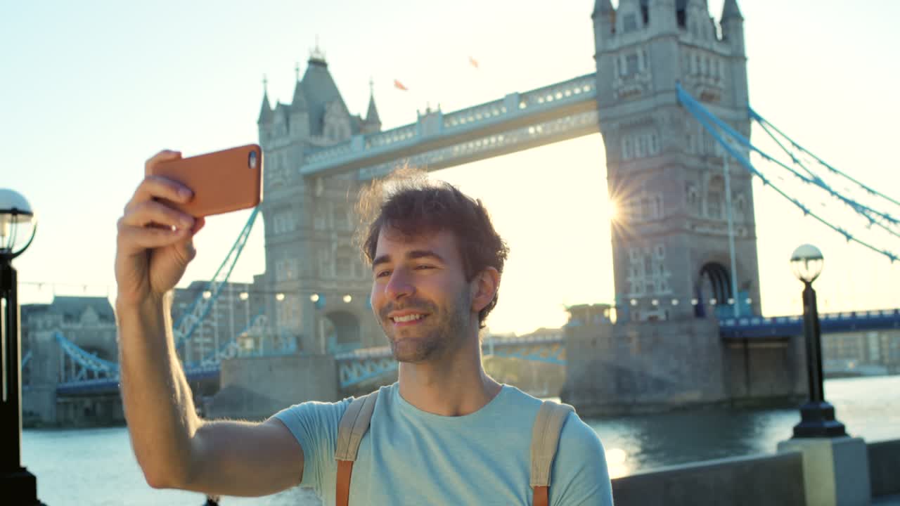 4K-videomaterial av en ung person som tar en selfie medan den utforskar en stad.