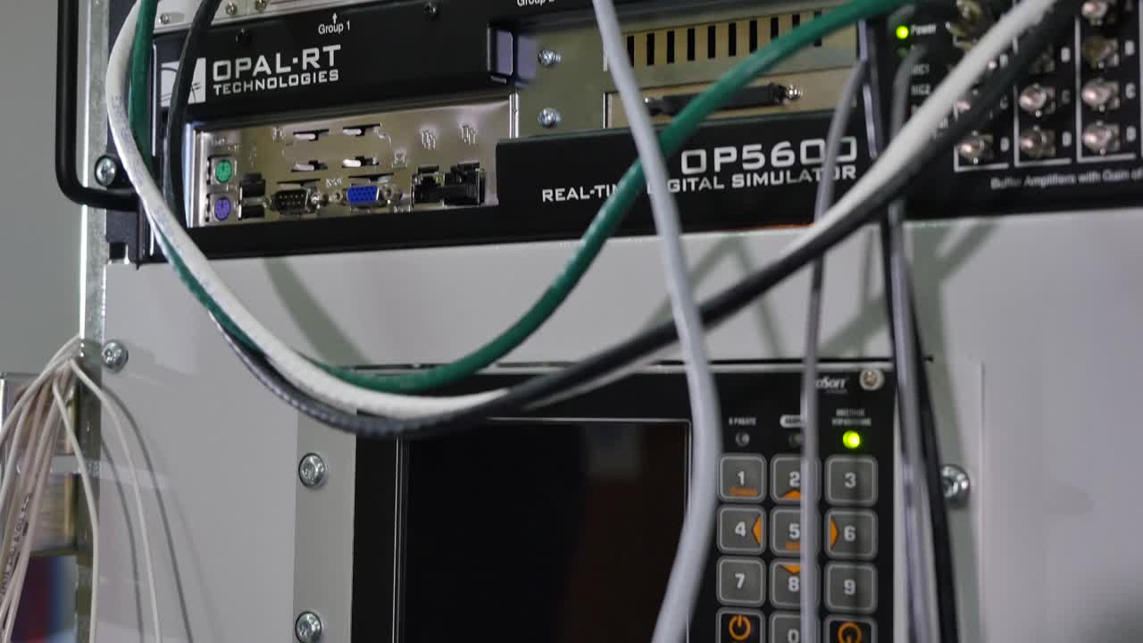 estante de equipos de red con interruptores y cables