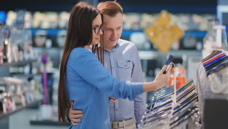 pareja buscando un nuevo teléfono inteligente para comprar. concepto de compras de tecnología.