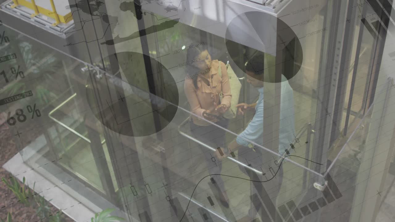 animación del procesamiento de datos financieros sobre diversas personas de negocios en el ascensor de la oficina.