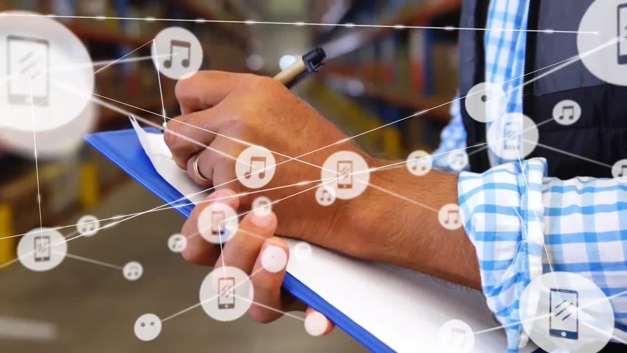 animación de redes de conexiones con iconos sobre el hombre que trabaja en el almacén