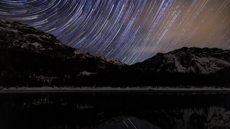 Rastro-De-Estrellas-En-La-Noche-Sobre-Las-Montañas-Y-El-Lago-Palu-En-Valmalenco,-Sondrio,-Italia