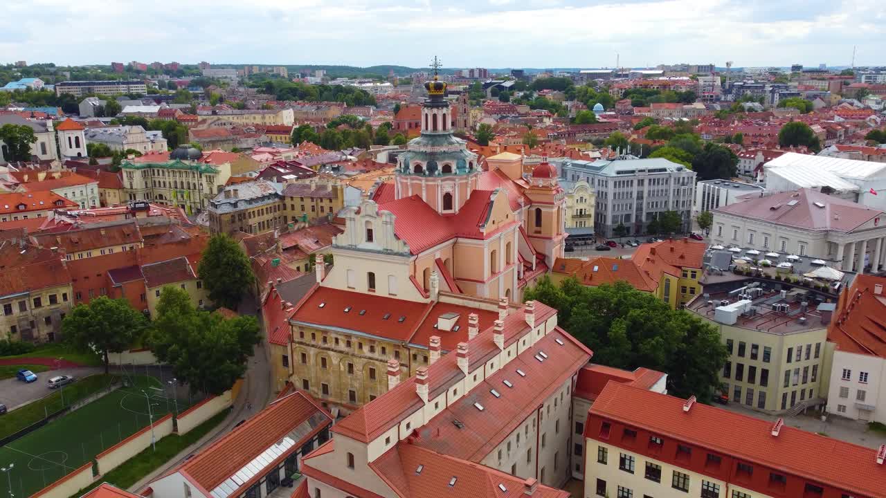 Høyde og nærmende luftfoto av St. kirke.