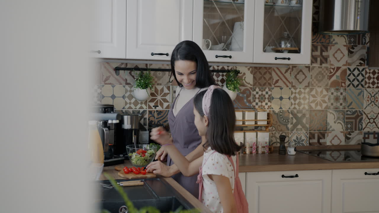 madre e hija cocinando juntos en una cocina