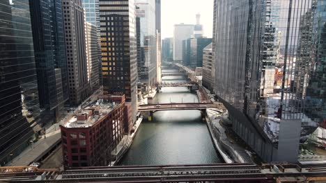 drohnen fliegen, während der zug die brücke über den fluss in der innenstadt von chicago überquert.