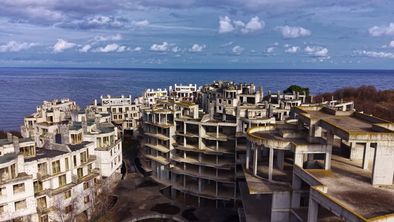 Explorando a beleza assombrosa de estruturas costeiras abandonadas sob um vasto céu nublado