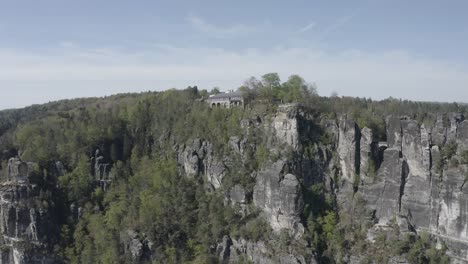 Aussichtspunkt-Bastei-Im-Elbsandsteingebirge,-Felsenburg-Neurathen,-Luftaufnahme