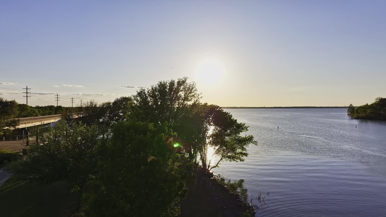 vuelo de la hora dorada sobre el parque cerca del lago ray hubbard en rockwall, texas