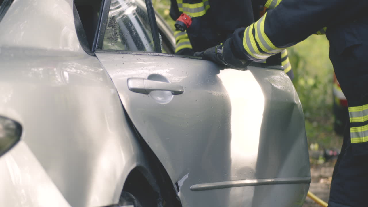 bomberos en el lugar de un accidente automovilístico