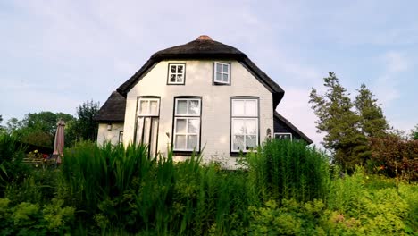 Casas-Con-Techo-De-Paja-A-Lo-Largo-De-Los-Canales-De-La-Aldea-De-Giethoorn-En-Los-Países-Bajos