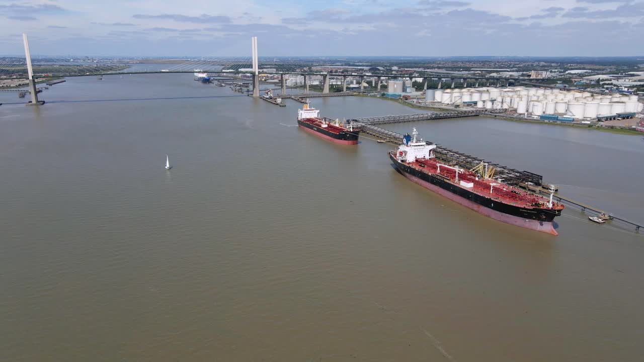 영국 보트 항구의 산업용 선박, 공중 드론 전망
