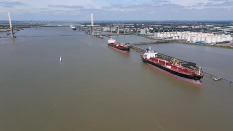 naves industriales en el puerto de barcos del reino unido, vista aérea de drones
