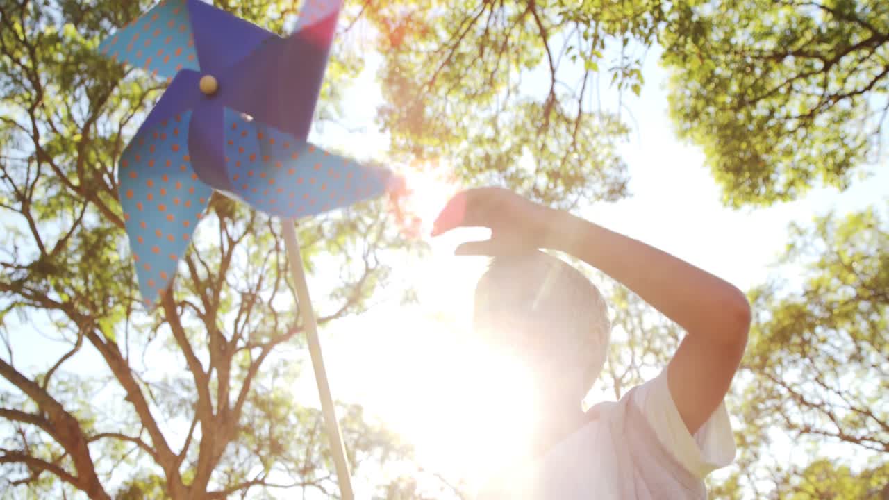 공원에서 핀 ⁇ 과 놀고 있는 소년