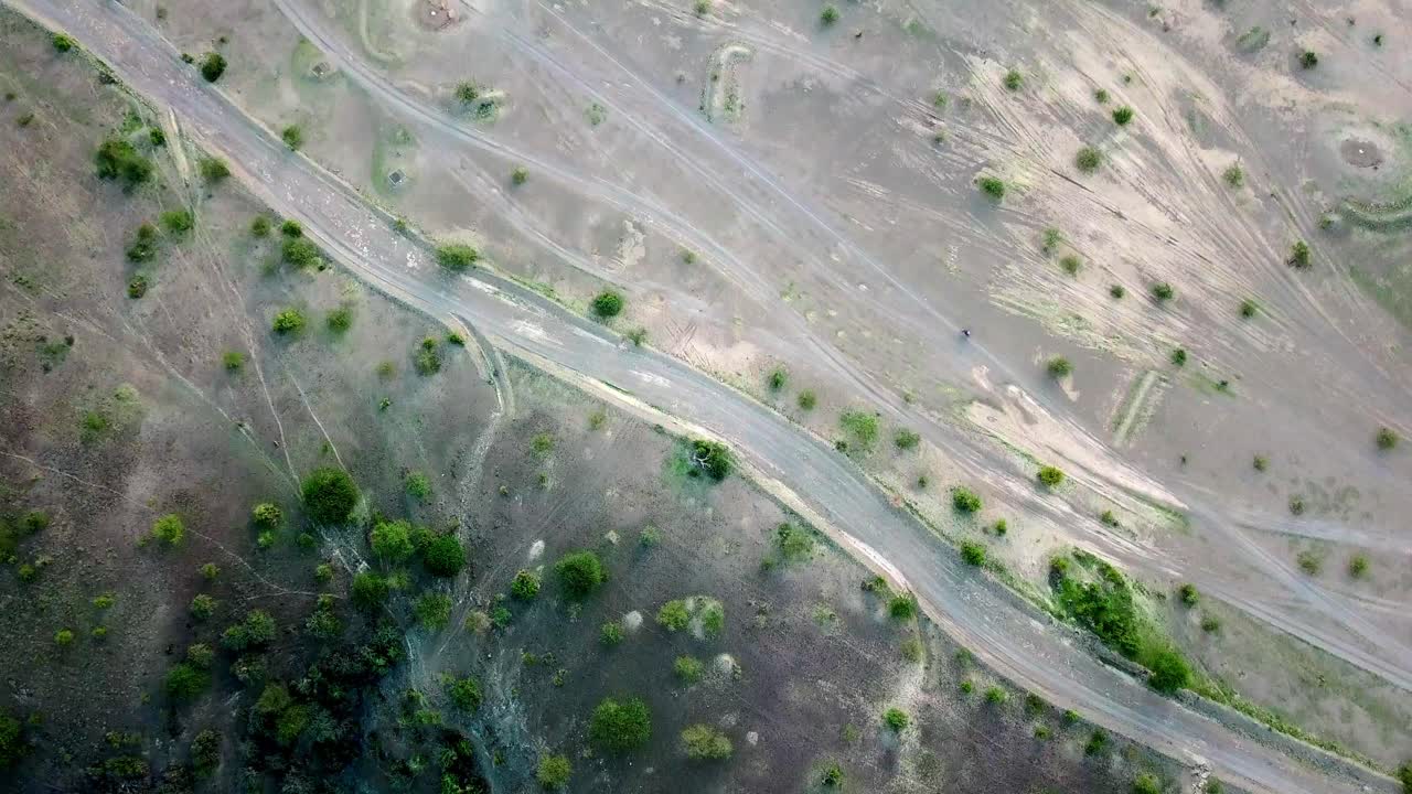 케냐의 마가디 호수를 향해 여행하는 오토바이와 함께 아프리카 풍경의 하향식 전망 - 드론 샷