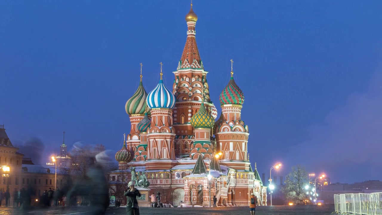 Timelapse yang menangkap transisi dari siang musim dingin ke malam di Lapangan Merah di Moskow, Rusia, dengan Katedral St. Basil yang diterangi.