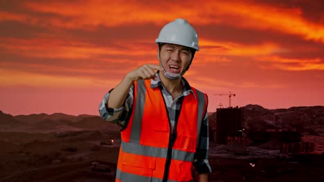 trabajador de la construcción enojado al atardecer