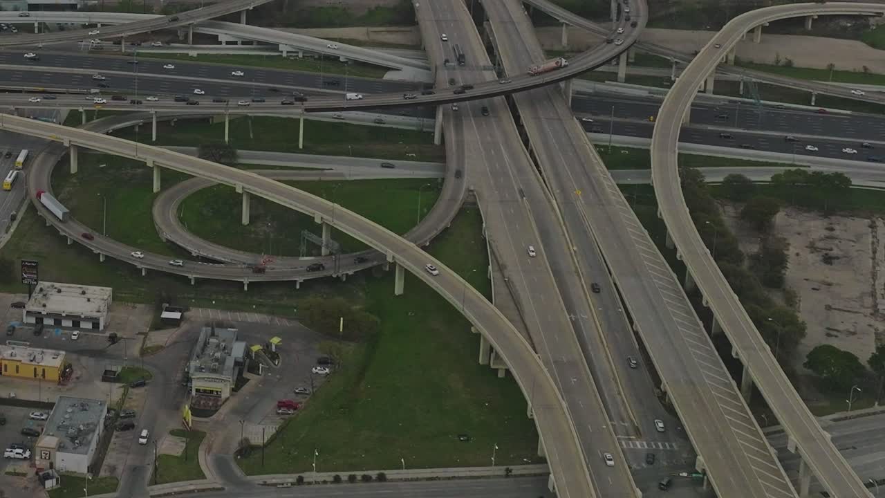 Pemandangan jalan raya dan jalan di pusat kota Dallas, Texas dari atas
