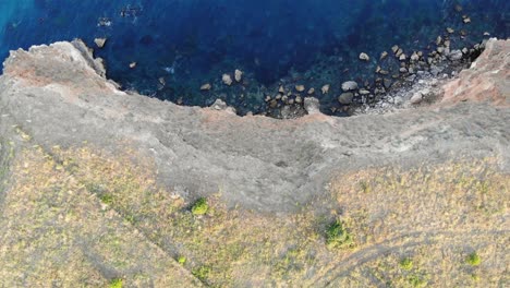 Blick-Von-Oben-Auf-Die-Klippe,-Die-Felsige-Küste-Und-Das-Schwarze-Meer-Tagsüber