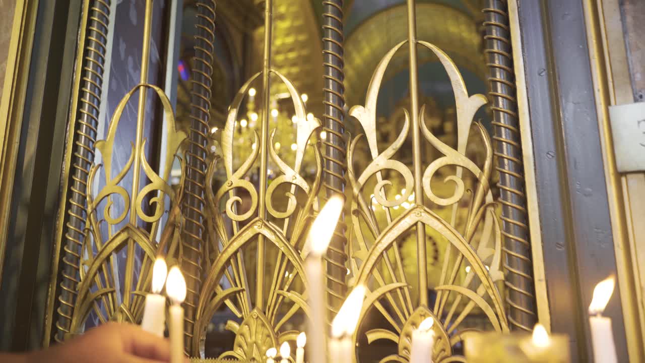 교회에 불타는  ⁇ 불을 심고 있습니다.