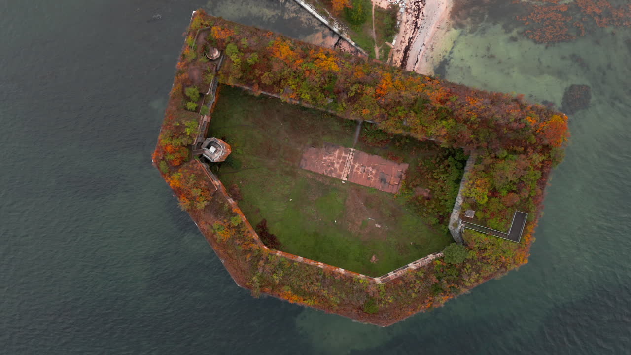 вид сверху вниз на форт ущелья в бухте каско, штат мэн