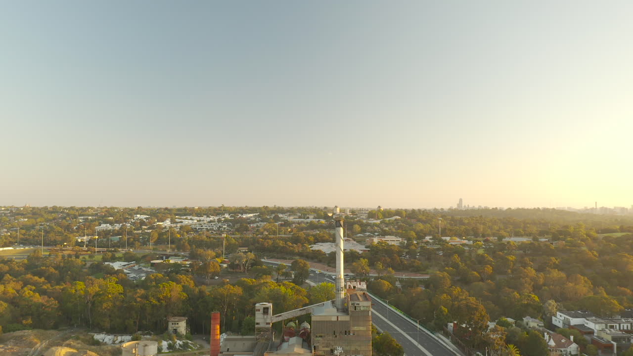 여전히 건설 현장과 인접 고속도로를 가로지르는 드론 관점