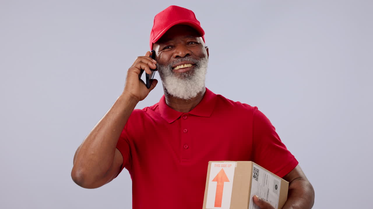 Anziano, uomo di colore e telefonata per la consegna