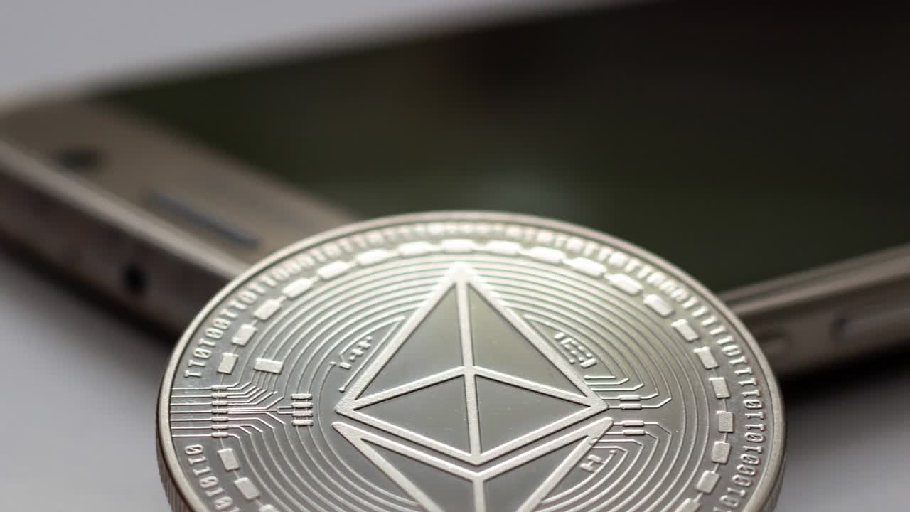 criptovaluta bitcoin ethereum smartphone fuoco selettivo