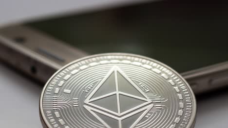 criptomoneda bitcoin ethereum smartphone enfoque selectivo