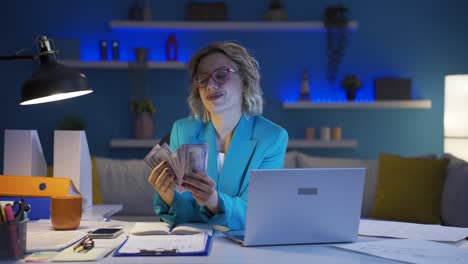 Heimbüroangestellte-Frau-Stolz,-Geldglück.