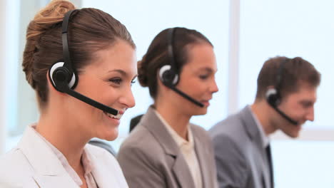 agentes de los centros de llamadas que utilizan auriculares