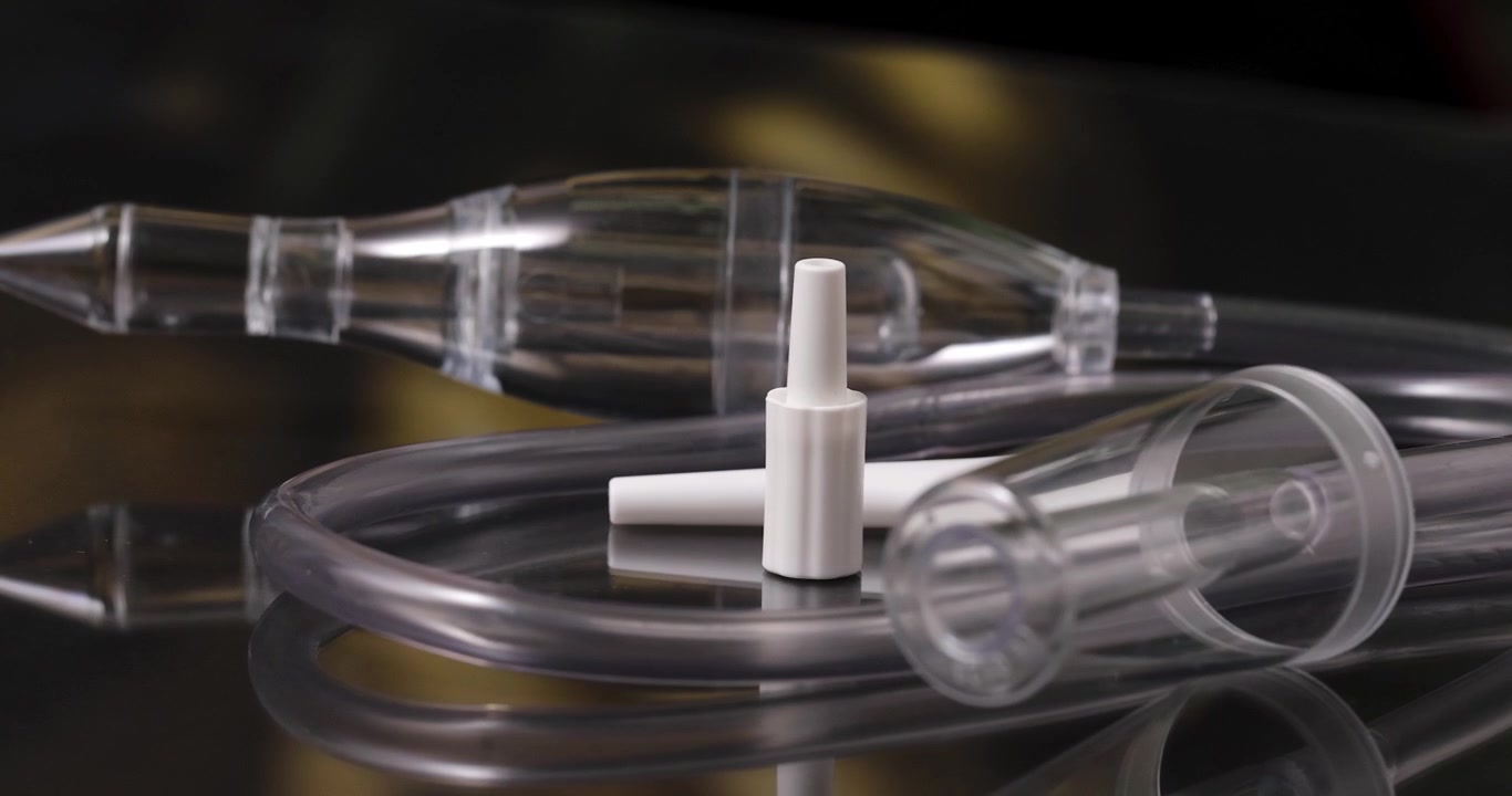 Una ripresa ravvicinata rotante di un aspirapolvere per bambini piccoli, con un riflesso sul vetro, in 4K