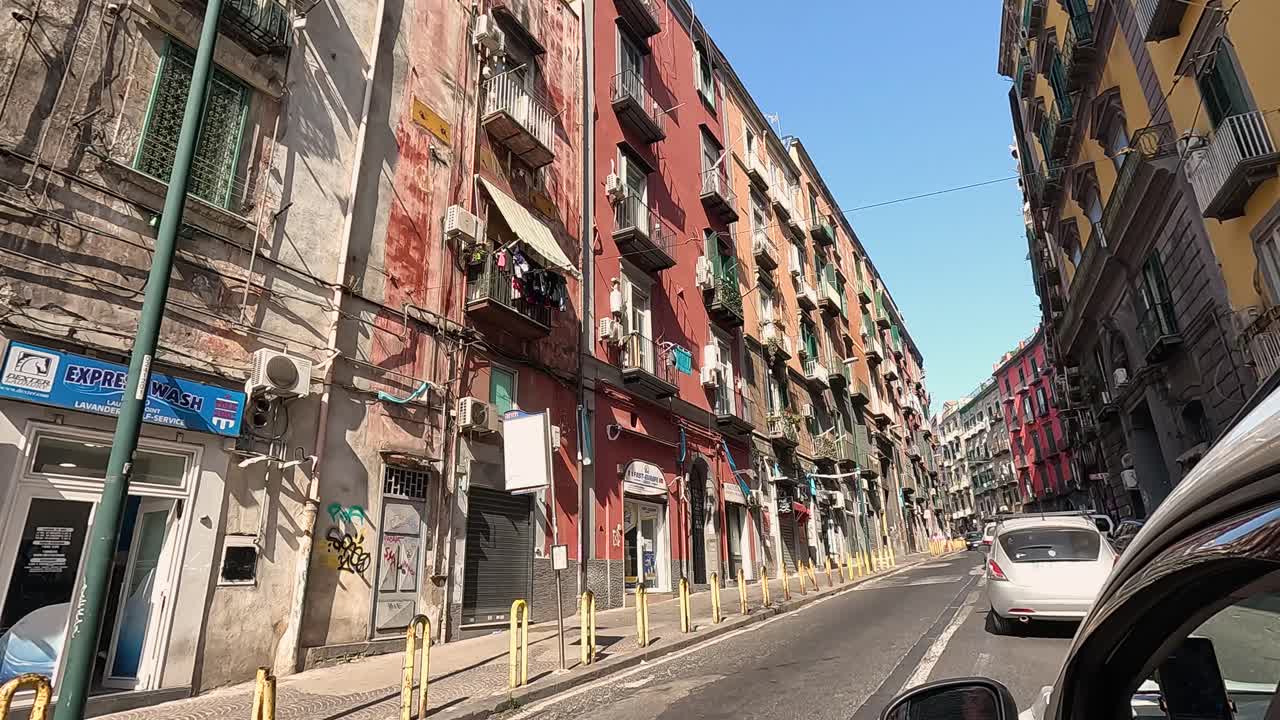 차가 고 다채로운 나폴리 거리를 이동합니다.