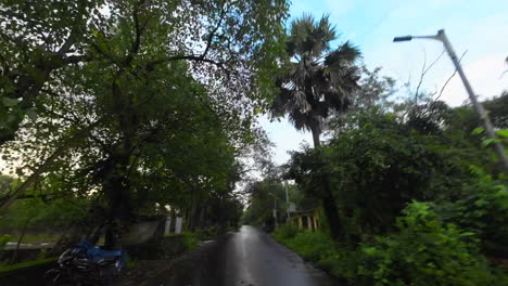 Paseo-En-Bicicleta-Lado-Del-Pueblo-Lleno-De-Carreteras-Vacías