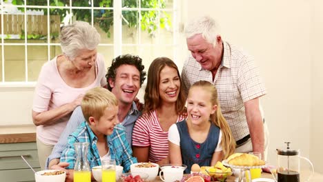 Glückliche-Familie,-Die-Zusammen-Frühstückt