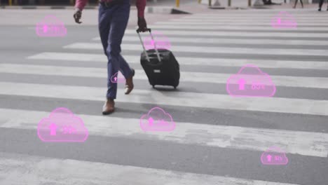 animación de nubes digitales rosadas con números creciendo sobre un hombre que cruza la calle con una maleta en la ciudad